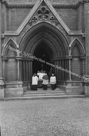 PILGRIMAGE CARDINAL PROCEEDING TO ST.JOHN'S NORWICH BROWNE ENTERING